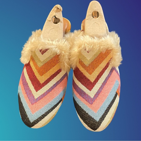 Universal Thread Women's Bibiana Faux Fur Lined Chevron Mules-Size 7.5 - Picture 4 of 11